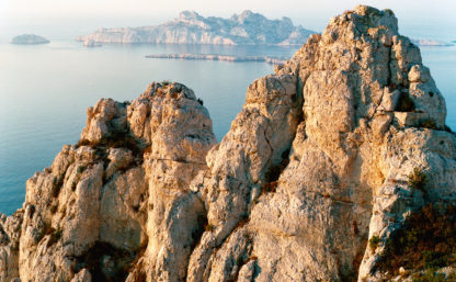 Feuilletage-Calanques-soleil-sur-rochers